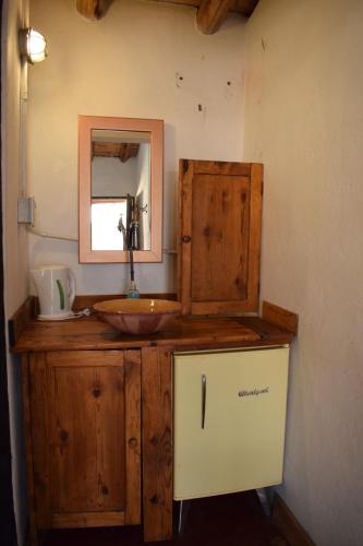 La salle de bains est pourvue d'un lavabo et d'un miroir. dans l'établissement Tiempo de Bienestar, à Potrerillos