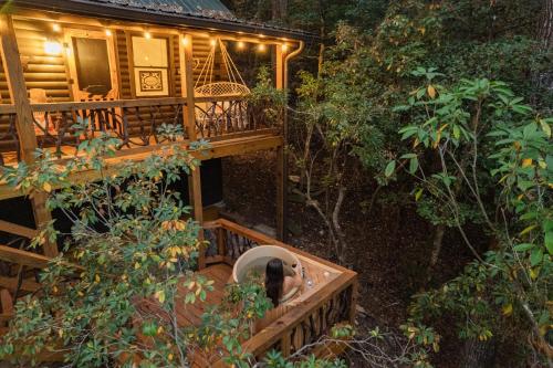 Log Cabin with Mountain View and Privacy – Photos 2