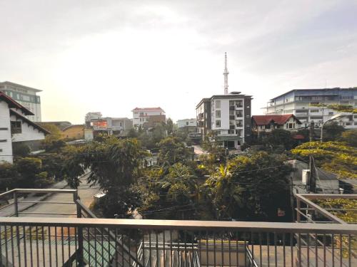 Bangunan di mana terletaknya aparthotel ini