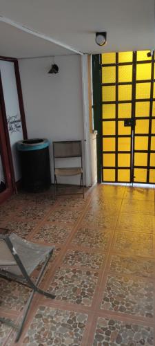 um quarto vazio com portas amarelas e piso de madeira em Residencial La Nona - Villa Alemana em Villa Alemana
