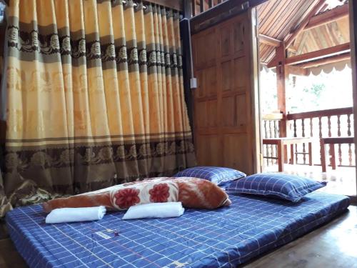 een bed in een kamer met kussens erop bij Ha Giang Faithien Homestay in Ha Giang