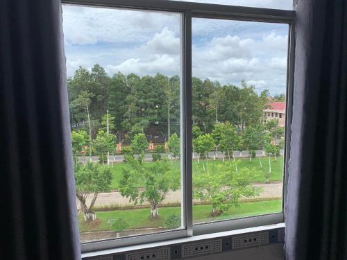 Bình Thủy的住宿－Khách Sạn Homesaty KV2，享有公园景致的窗户。