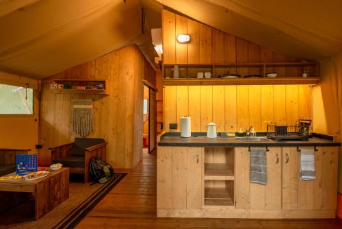 una cabaña con vistas interiores a una cocina en Campizo Glamping - Monterrey X NANTLI LIVING en Allende