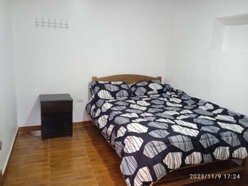 Een bed of bedden in een kamer bij Hospedaje Victoria Chota