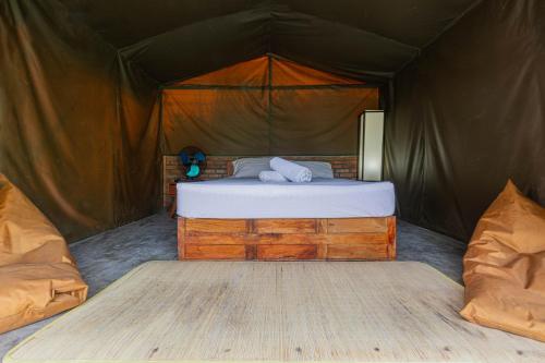 Postel nebo postele na pokoji v ubytování Kubu Selat Villa and Glamping