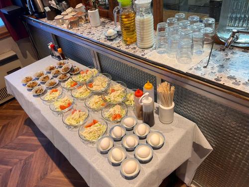 stół z wieloma talerzami jedzenia w obiekcie AKANE Hostel あかね天然温泉旅館 w mieście Mitsumata