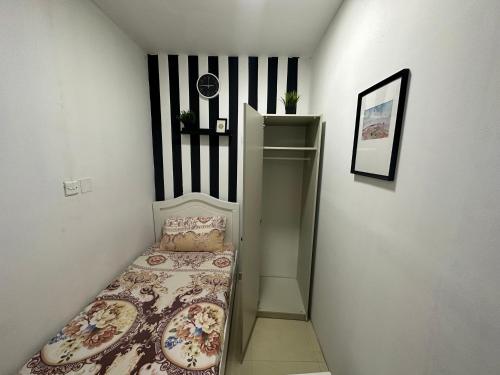 um pequeno quarto com uma cama e uma escada em Solo Partition Room in Al Barsha 1 Near Mashreq Metro em Dubai