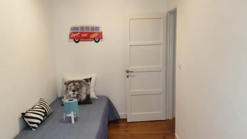 Cette chambre comprend un lit avec un lion et un bus de jouets. dans l'établissement Central Lisbon Sao Jorge 2 bedroom private apartment, à Lisbonne