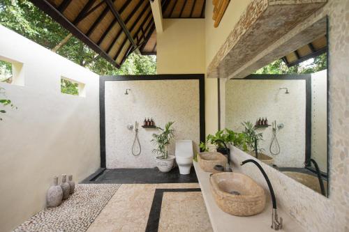 Krambitan的住宿－Anima Retreat Bali，一间带两个盥洗盆和卫生间的浴室