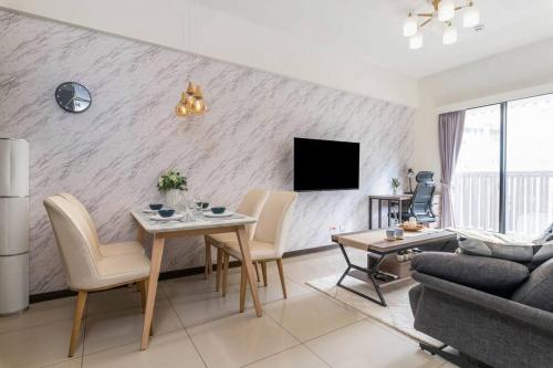 台北2B1bLK, Stylish & Comfortable, 5 Min to Ximen MRT • 2房1衛 客廳廚房 時尚舒適 5分到西門站的带桌子和电视的客厅