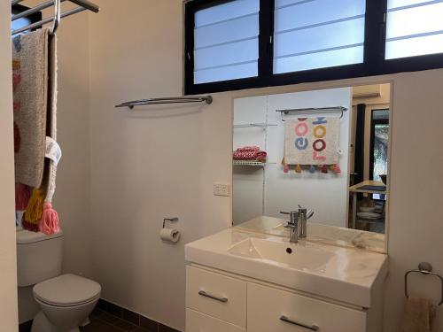 ein Bad mit einem Waschbecken und einem WC in der Unterkunft Quiet Rural Retreat in Howard Springs