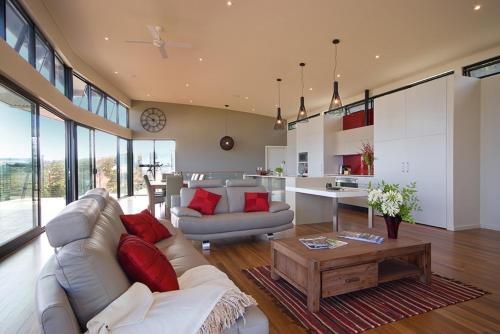 ein Wohnzimmer mit einem weißen Sofa und einem Tisch in der Unterkunft McLaren Eye in Kangarilla