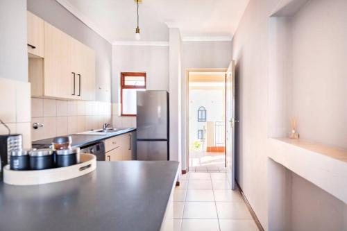 una cocina con refrigerador de acero inoxidable en Budget-Friendly & Cozy Haven by BK Hospitable, en Midrand