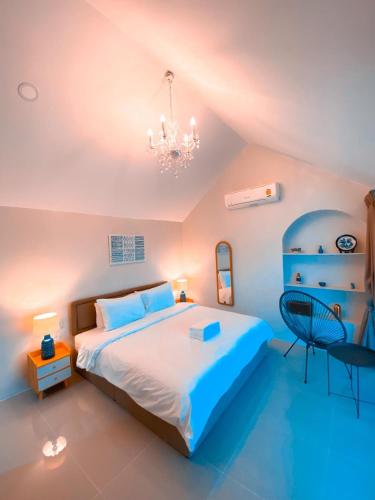 a bedroom with a large bed and a chandelier at La Montagne Doi Chang in Ban Huai Khai