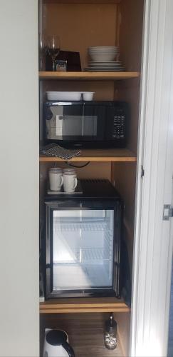 kuchenka mikrofalowa na półce w kuchni w obiekcie Cozy 2 bedrooms Studio 6A Chapman Place, no kitchen w mieście Rotorua