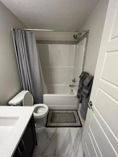 Ванная комната в The Waterfront cozy 1 bd suite in Rockland Park, Tuscany NW