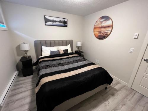 um quarto com uma cama grande num quarto em The Waterfront cozy 1 bd suite in Rockland Park, Tuscany NW em Calgary