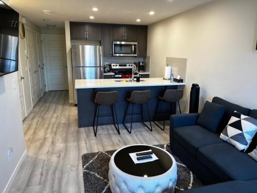 Кухня или мини-кухня в The Waterfront cozy 1 bd suite in Rockland Park, Tuscany NW
