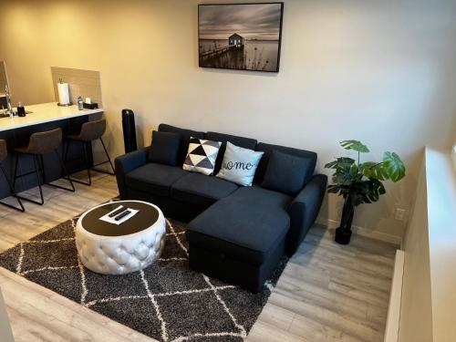 Гостиная зона в The Waterfront cozy 1 bd suite in Rockland Park, Tuscany NW