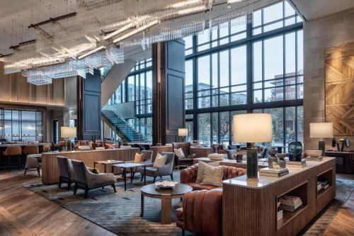 - un hall avec des canapés, des tables et des fenêtres dans l'établissement Marriott Dallas Uptown, à Dallas