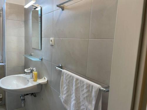 Modern Apartment near City Center 1BR