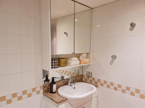 Kylpyhuone majoituspaikassa Tranquil Maroubra Abode - New Listing