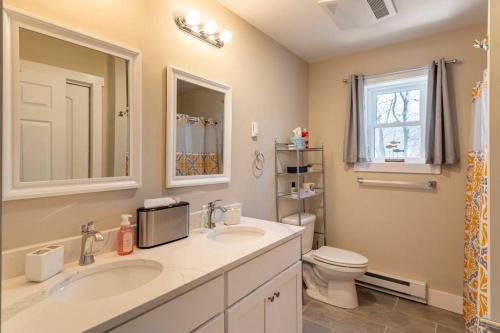 - Baño con 2 lavabos y aseo en Parkwood Manor at Bear Creek Lakes in Jim Thorpe, en Jim Thorpe