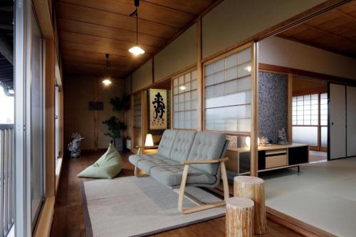 姫路市にあるKungin Bettei - Vacation STAY 14605のリビングルーム(ソファ、テーブル付)