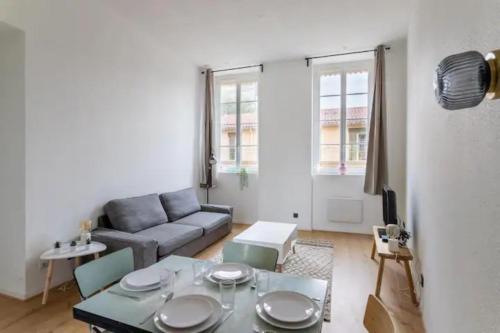 un salon avec un canapé et une table dans l'établissement Appartement 2 chambres, calme garanti, à Lyon