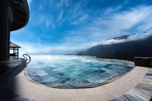 Lady Hill Sapa Resort — Pool view