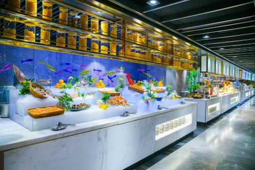 uma linha de buffet com peixe e outros alimentos em Wyndham Grand Plaza Royale Ningbo em Ningbo
