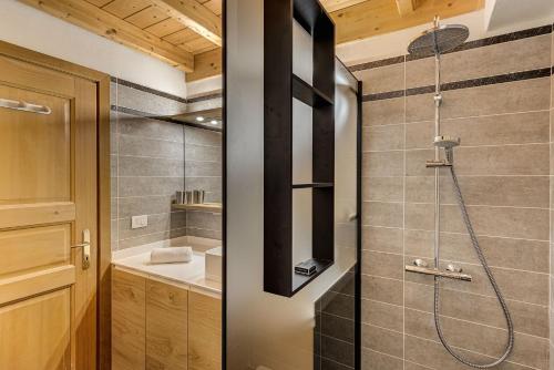 une salle de bain avec douche et lavabo dans l'établissement Apartment Alpes V - Alpes Travel - Central Chamonix - Sleeps 5, à Chamonix-Mont-Blanc
