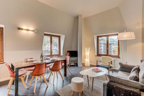 un salon avec un canapé et une table dans l'établissement Apartment Alpes V - Alpes Travel - Central Chamonix - Sleeps 5, à Chamonix-Mont-Blanc