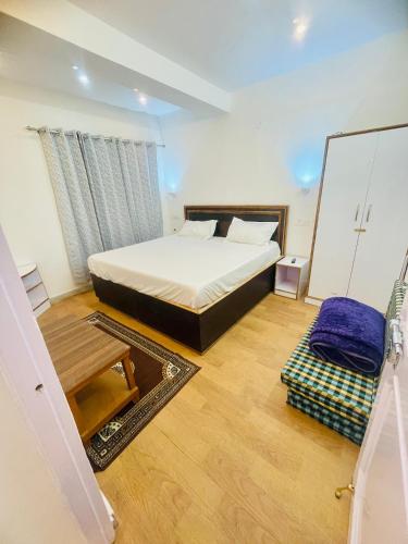 Postel nebo postele na pokoji v ubytování Silver Cedar BnB Sharma Niwas