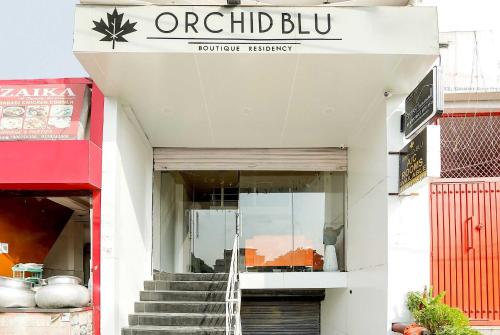 een winkel met trappen voor een gebouw bij OYO Flagship Hotel Orchid Blu in New Delhi