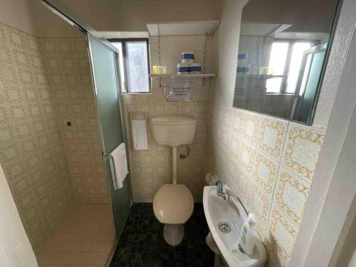 Un baño de Group house with views of the salt pool and spa