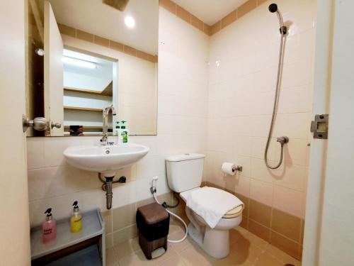 a bathroom with a toilet and a sink at 7B-Short-term rental allowed-5BRs Downtown Bangkok in Makkasan