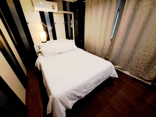 a bedroom with a bed with white sheets and a window at 7B-Short-term rental allowed-5BRs Downtown Bangkok in Makkasan