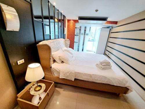 Postel nebo postele na pokoji v ubytování Custom Design Loft With City Views And Rooftop Pool