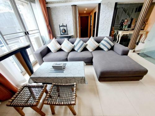 - un salon avec un canapé et une table dans l'établissement Custom Design Loft With City Views And Rooftop Pool, à Makkasan