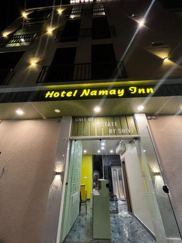 um corredor do hotel com uma placa que lê o corredor do hotel em Namay Inn By T AND M Hotels em Haridwar
