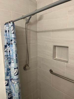 y baño con ducha y cortina de ducha. en Private Room, en Rialto