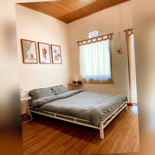 1 dormitorio con 1 cama en una habitación con ventana en Abahi homestay số 3a, en Xuan An