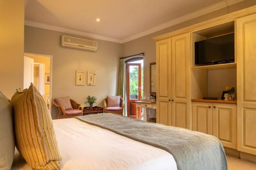 a bedroom with a bed and a television in it at Oliver`s in White River