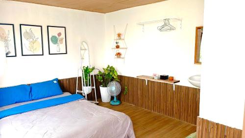 um quarto com uma cama grande e uma casa de banho em Abahi homestay số 3a em Xuan An
