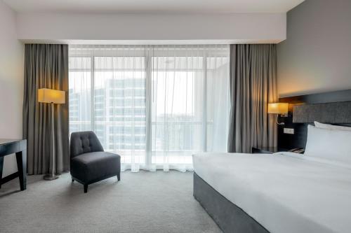 Ένα ή περισσότερα κρεβάτια σε δωμάτιο στο Flora Creek Deluxe Hotel Apartments, Dubai
