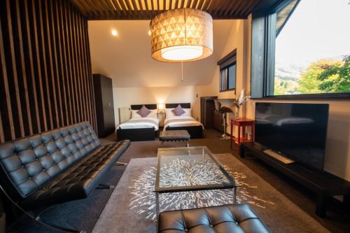 a living room with a couch and a tv at ユニテ蔵王ジョーニダ リゾート in Yamagata