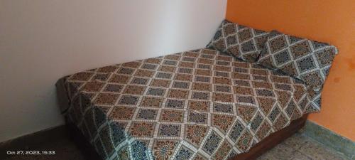 uma pequena cama num canto de um quarto em OYO Yug Hotel & Resturant em Moradabad
