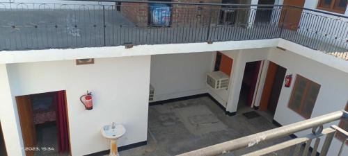 uma vista superior de uma escada com um lavatório num edifício em OYO Yug Hotel & Resturant em Moradabad