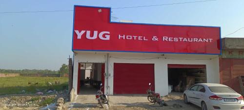 um carro estacionado em frente a um hotel e restaurante em OYO Yug Hotel & Resturant em Moradabad